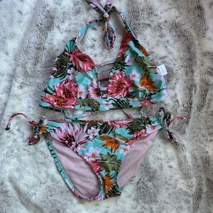 Beautiful floral bikini. Kona Sol bikini. Top is D/DD Bottoms are Medium